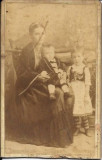 Fotografija (kartonka): kraj XIX veka: Majka sa dvoje dece. Fotograf M. Dimitrijević Smederevo/Požarevac