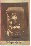 Fotografija (kartonka): 1884. godina: Devojčica. Fotograf Jovan Vlaović, Požarevac